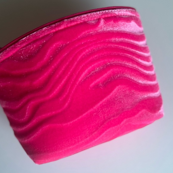 Velvet Makeup Bag 💖 - Picture 6 of 11